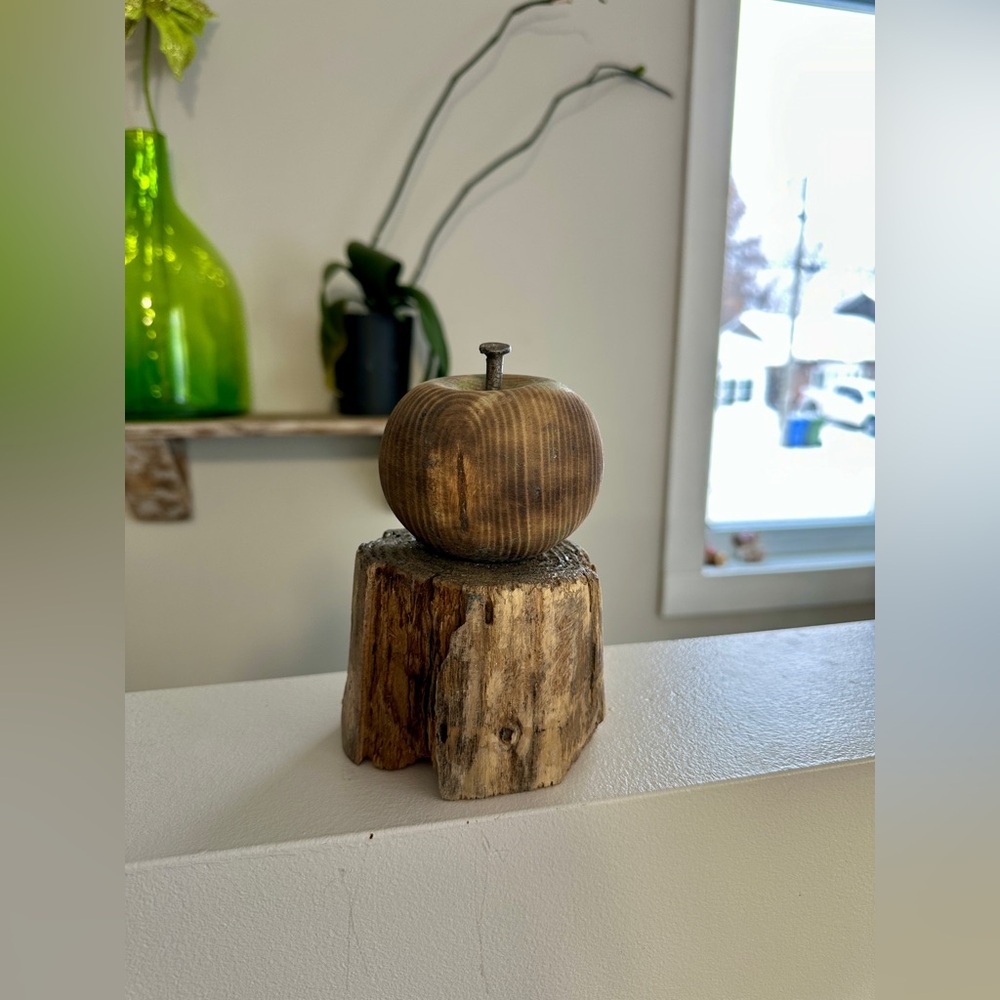 Hand-carved apple - Picture 2 of 4